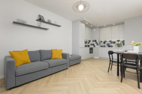 Bright, Cozy Apartment Close to the Airport by Noclegi Renters